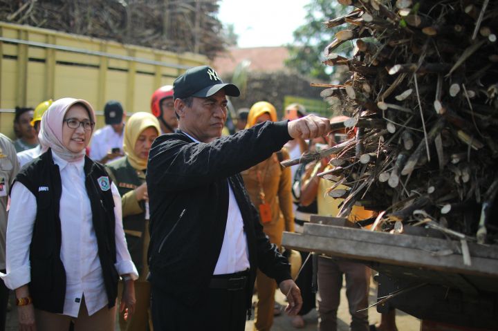 SIDAK: Menteri Pertanian Andi Amran Sulaiman saat kunjungan kerja di kebun tebu P240T Jatiroto, Lumajang, Selasa (10/6).