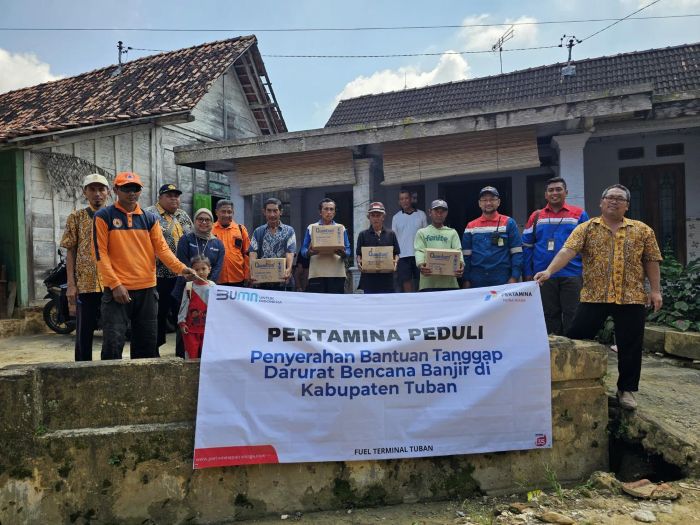 BERBAGI: PT Pertamina Patra Niaga Regional Jatimbalinus salurkan bantuan ke warga Desa Sidomukti, Kecamatan Kenduruan, Kabupaten Tuban yang terdampak bencana banjir.