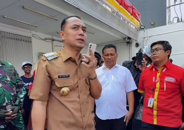 TEGAS: Wali Kota Surabaya Eri Cahyadi di sela sidak parkir di sejumlah tempat usaha, Selasa (10/6).
