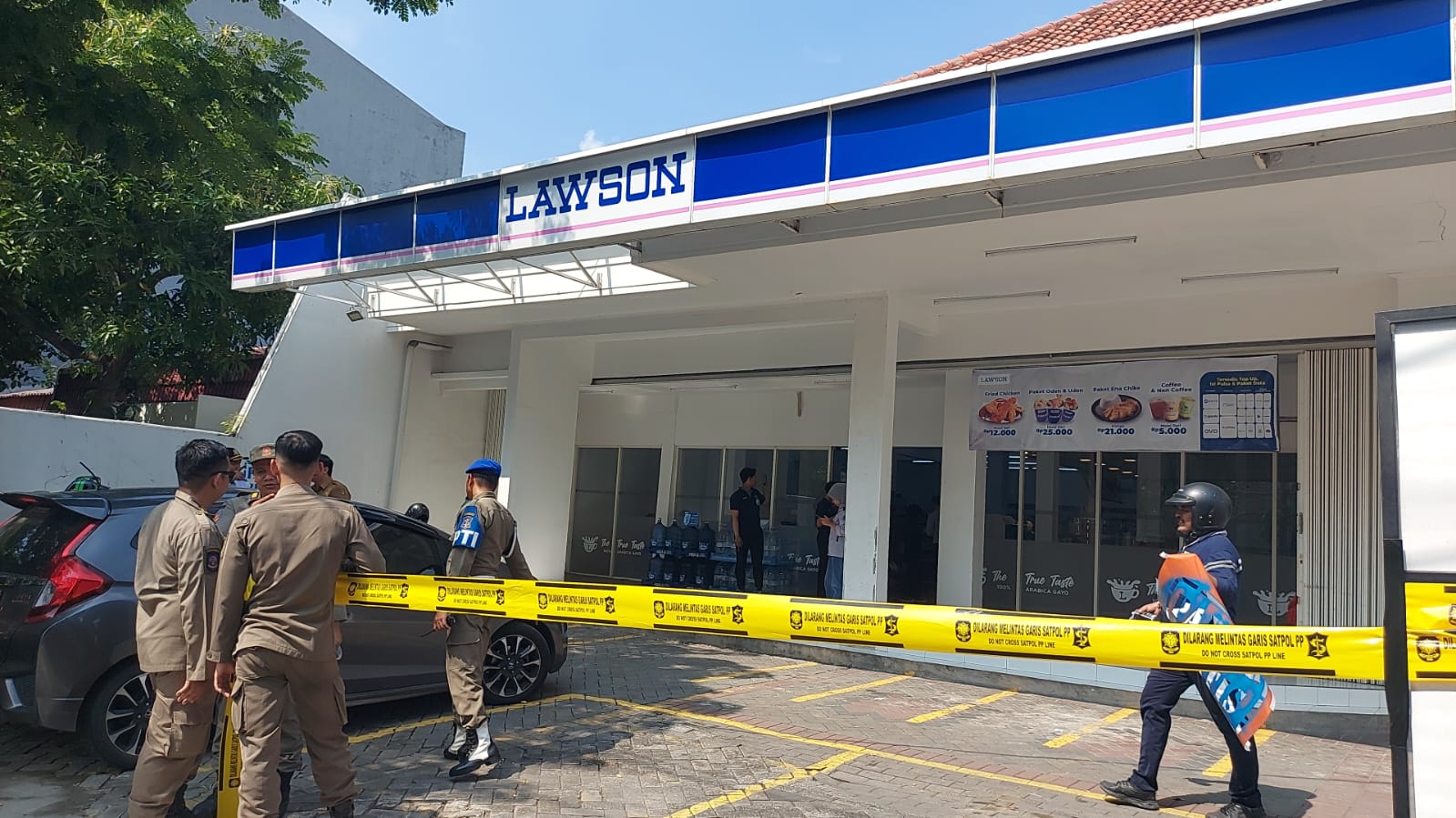 STOP: Salah satu minimarket di Surabaya yang diberi tanda Dilarang Melintas Garis Satpol PP karena tak menyediakan jukir resmi.