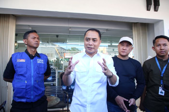 TEGAS: Wali Kota Surabaya Eri Cahyadi sidak tempat usaha di Surabaya yang tak meneydiakan jukir.