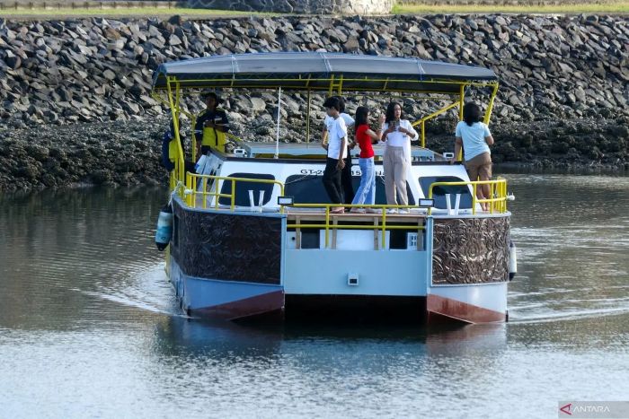 ASYIK: Wisata kapal listrik bisa dinikmati wisatawan di Pantai Marina Boom Banyuwangi dengan tiket Rp 79 ribu.