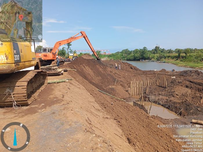 KERUK: Infrastruktur pengendali banjir berupa spillway mulai dibangun di Sungai Tanggul, Kabupaten Jember.