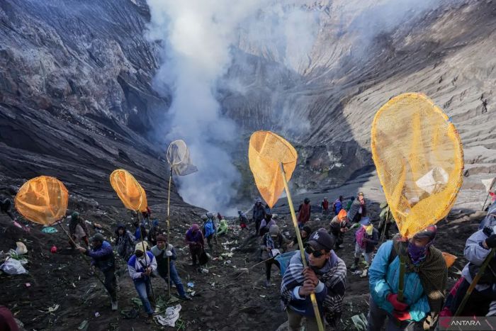 BUDAYA: Yadnya Kasada, ritual tradisional Suku Tengger yang diadakan setiap tahun pada bulan Kasada (bulan ke-10 dalam kalender Jawa) di Gunung Bromo sebagai bentuk rasa syukur kepada Sang Hyang Widhi