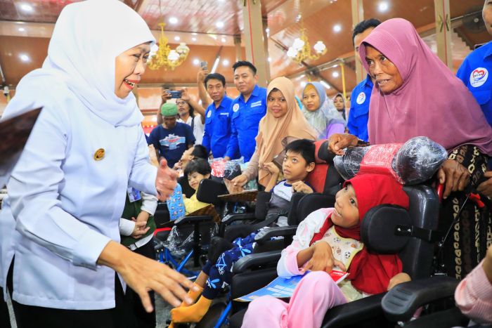 BAHAGIA: Gubernur Jatim Khofifah Indar Parawansa menyapa anak-anak dengan penuh kasih sayang.