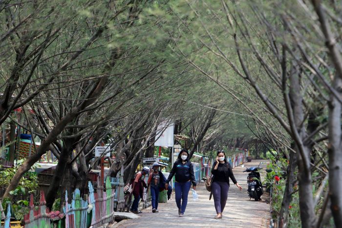 JALAN-JALAN: Liburan ke Hutan Kota Pakal banyak manfaatnya dan gratis. Selain bisa menghirup udara segar, juga banyak spot foto yang menarik.