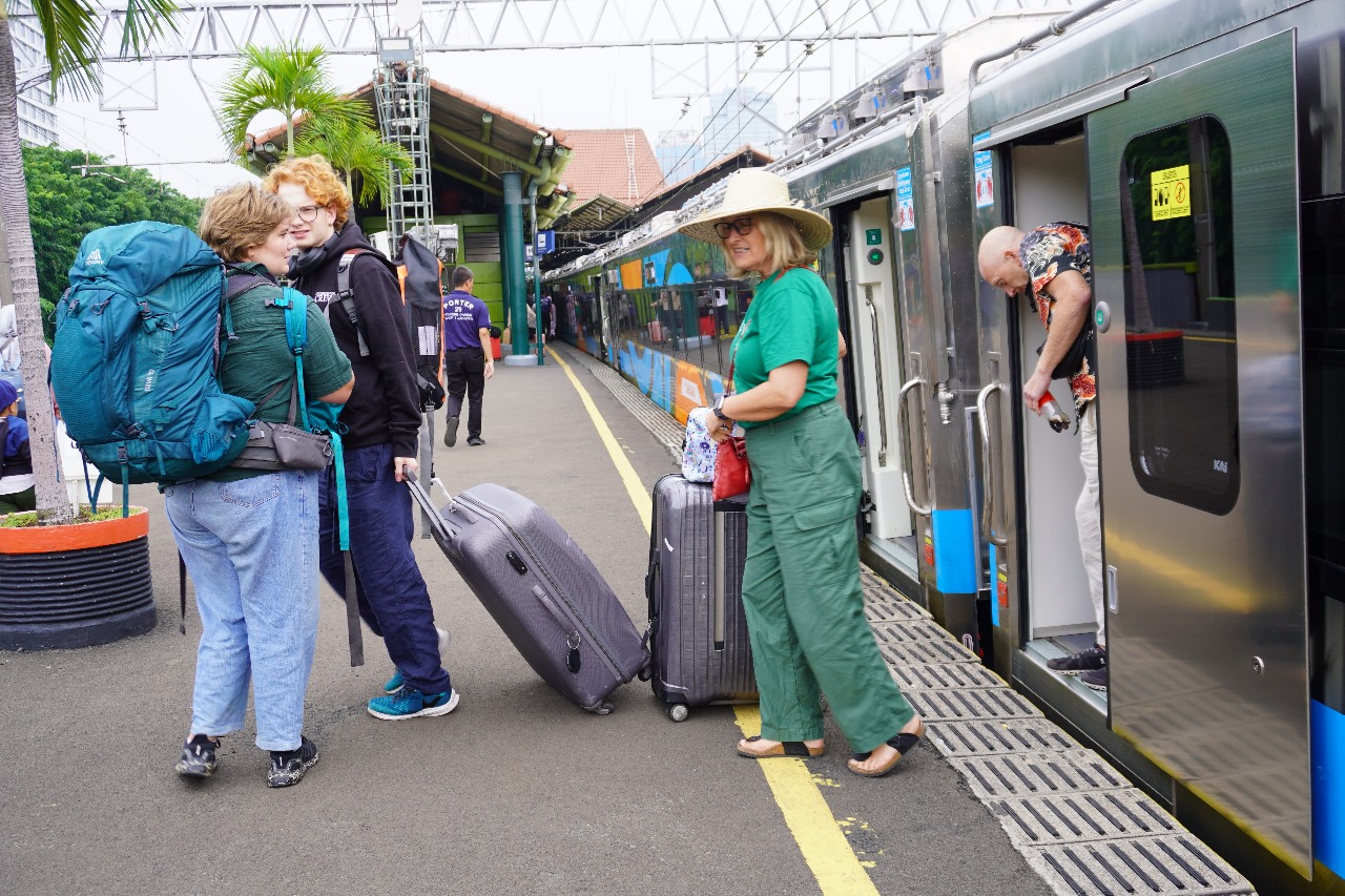 TUT TUT TUT: Sejumlah wisatawan mancanegara keluar dari kereta yang membawa mereka menuju tempat wisata di Indonesia.