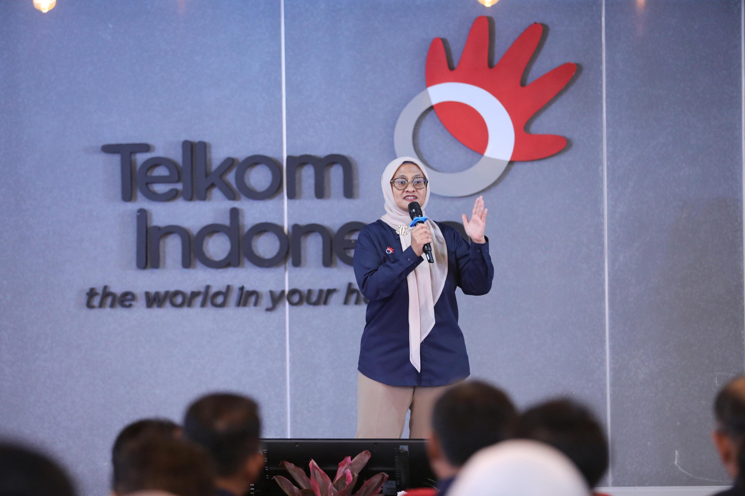 SAPA: Direktur Utama Telkom Dian Siswarini saat memberikan sambutan pada acara kunjungan ke Telkom Regional III di wilayah Surabaya, Senin (16/6).