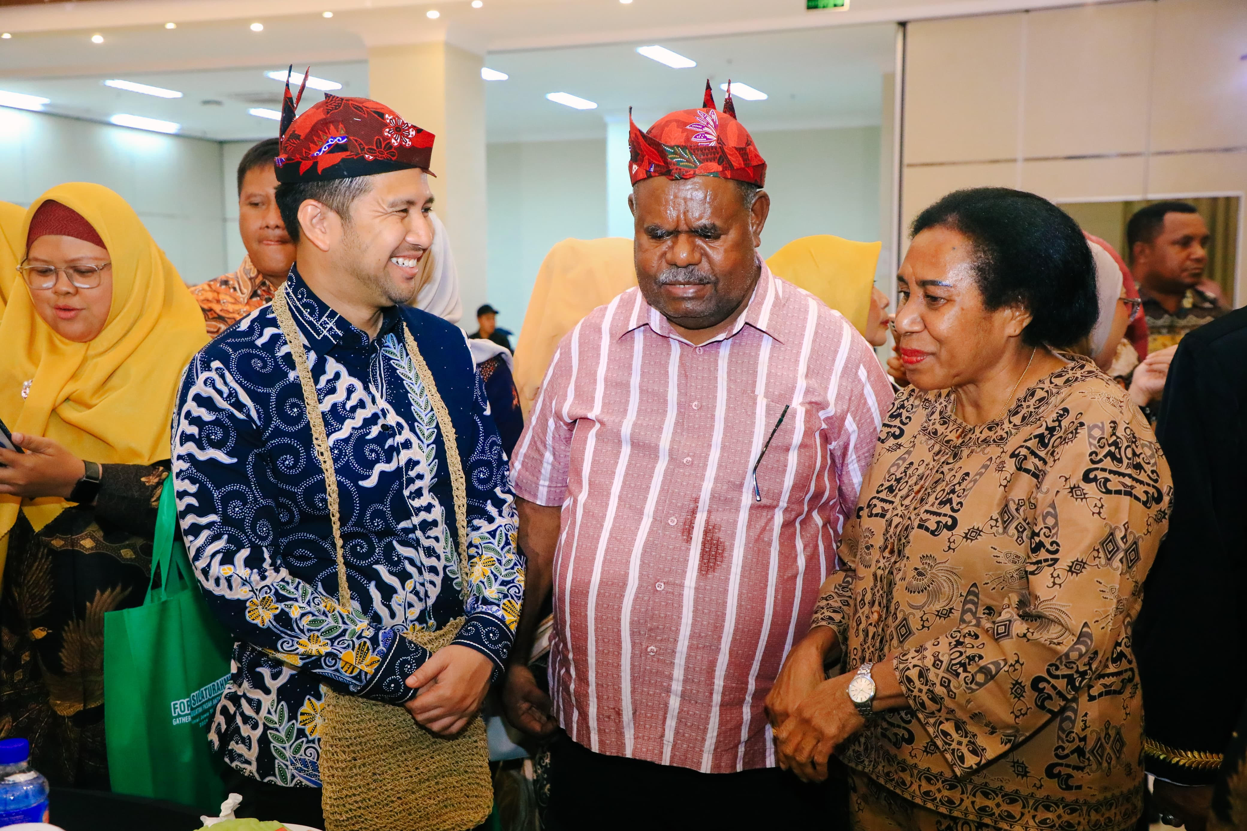 SILATURAHMI: Emil E Dardak (kiri) di acara Forum Silaturahmi Wakil Gubernur Jawa Timur dengan Masyarakat Papua Barat Daya Asal Jawa Timur di Hotel Rylich Panorama Sorong, Papua Barat Daya.