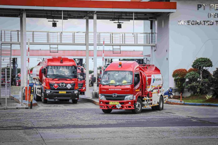 ILUSTRASI: Dua truk siap-siap mendistribusikan BBM Pertamina.