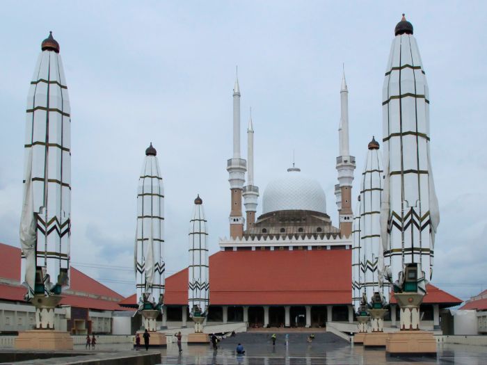MEGAH: Masjid Agung Jawa Tengah istimewa dengan keberadaan enam payung hidrolik raksasa yang menyerupai Masjid Nabawi di Madinah.