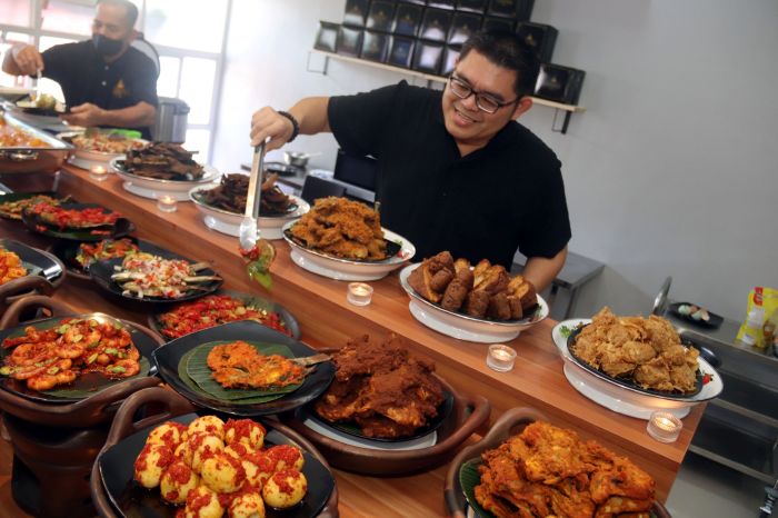 NIKMAT: Masakan Kapau dari Bukittinggi di Langganan Surabaya disajikan bukan di meja pelanggan tapi diambilkan dengan sendok panjang.