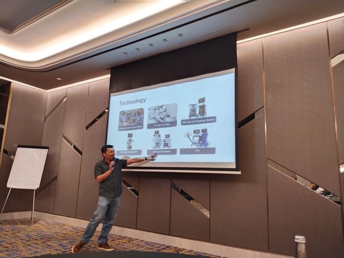 FOKUS: dr. Ridwan Tjahjadi Lembong, M.M., M.MRS., MBA, President Director Heartology Cardiovascular Hospital menjelaskan mengenai kelengkapan technology yang dipunyai rumah sakit.