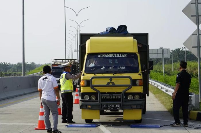 TEGAS: Hutama Karya dan Dishub tindak 75 truk ODOL dari 165 kendaraan di lima ruas tol demi keselamatan jalan dan ketertiban logistik nasional.
