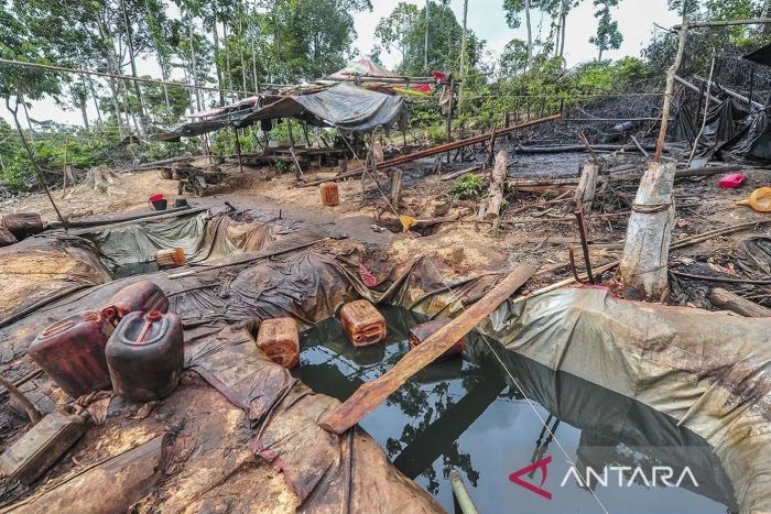 ILEGAL: Seorang warga melakukan produksi di salah satu sumur minyak masyarakat. Pemerintah akan segera menginventarisir melalui regulasi yang ada.