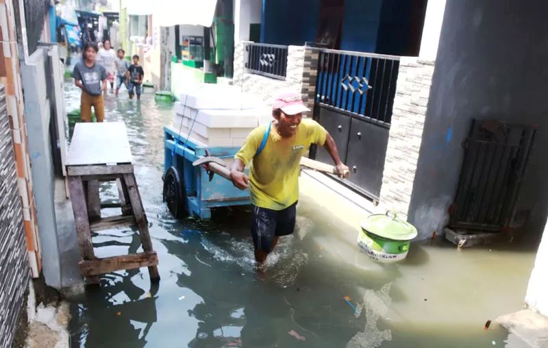 MENERJANG: Kawasan Jalan Kalianak Gg Belakang Kecamatan Krembangan Kota Surabaya menjadi langganan banjir rob.