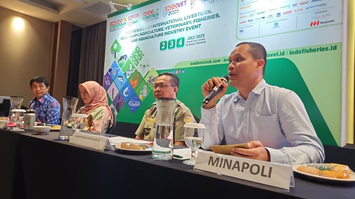 INFORMASI: Dari Kiri: Mahmud, Lisa Rusli, Edy Budi Susila, dan Rully Setya Purnama menjelaskan mengenai sinergi enam pameran industri peternakan dan perikanan di Surabaya mulai besok.