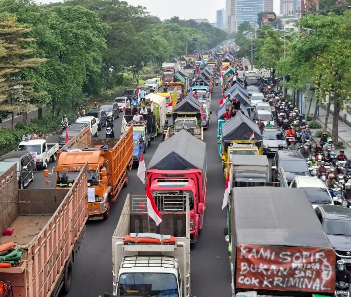 RAMAI: Demo ODOL pada akhir bulan Juni 2025 lalu membuat terganggunya distribusi bahan pangan, sehingga bikin harga naik yang pada akhirnya membuat Jatim inflasi.