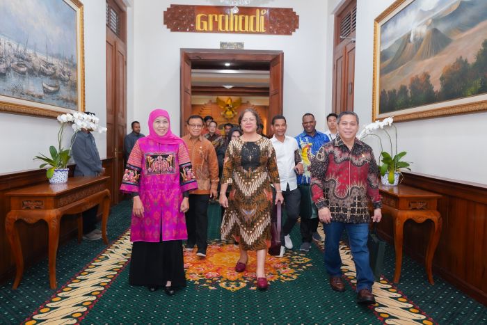 MELANGKAH BERSAMA: Gubernur Khofifah menerima kunjungan Komite II DPD RI di Gedung Negara Grahadi Surabaya, Rabu malam (2/7/2025).