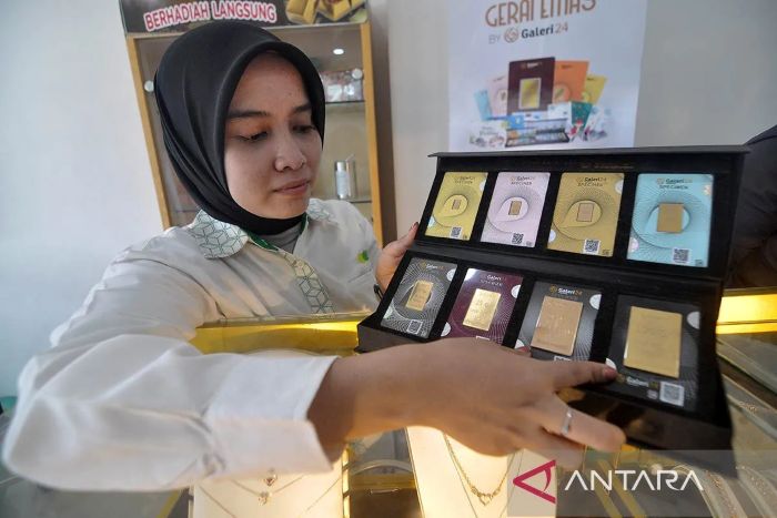 SIAP-SIAP: Pegawai menata kepingan emas yang dijual di salah satu kantor Pegadaian.