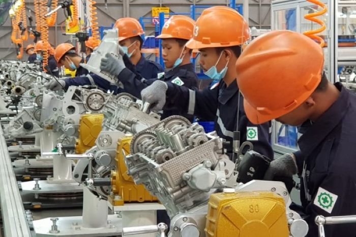 FOKUS: Sejumlah pekerja di salah satu industri manufaktur nasional sedang fokus menyelesaikan pekerjaannya.