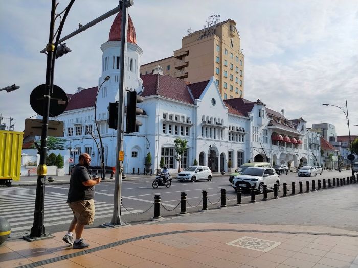 JALAN-JALAN: Seorang wisatawan sedang mengabadikan keindahan bangunan di Zona Eropa Kawasan Kota lama Surabaya.