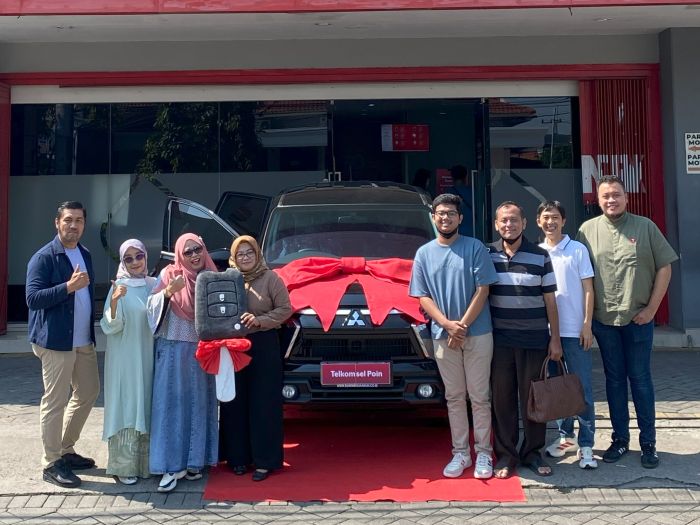 LOYAL: Manajemen Telkomsel menyerahkan hadiah utama satu unit mobil kepada pemenang Program Undi-Undi Hepi Bulanan periode 1 Maret-30 April 2025, Rabu (2/7).