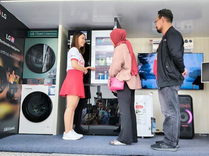 PREMIUM: Seorang SPG LG Electronic menjelaskan salah satu produk premium kulkas LG InstaView Multi-Door Objet Collection yang dua kali ketuk langsung jadi transparan sehingga isinya bisa dilihat.