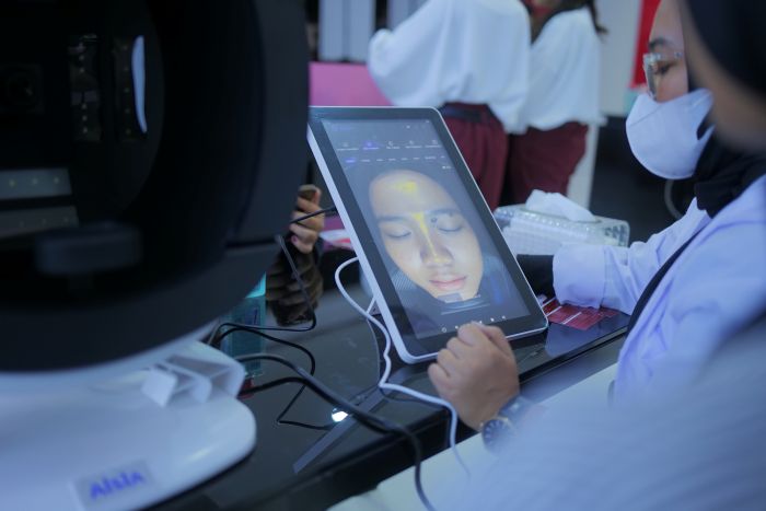 PERIKSA KULIT WAJAHMU: OMG Beauty Parade 2025 menyuguhkan perpaduan antara edutainment, teknologi, dan eksperimen kecantikan.