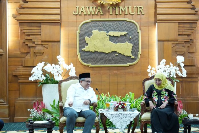 SERIUS: Wakil Menteri Perumahan dan Kawasan Permukiman Fahri Hamzah berbincang serius dengan Gubernur Jatim Khofifah Indar Parawansa di Gedung Negara Grahadi, Jumat malam (4/7/2025).