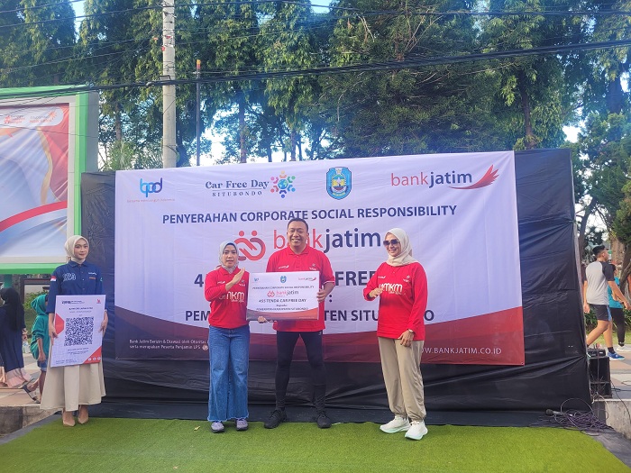 SUPPORT: Penyerahan corporate social responsibility (CSR) Bank Jatim berupa tenda portable kepada Pemkab Situbondo, Minggu (6/7/2025).