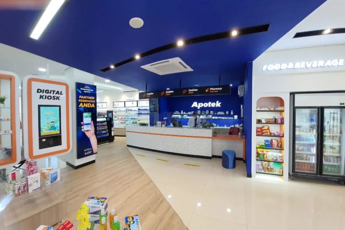 BELANJA: Suasana salah satu apotek Kimia Farma. Kimia Farma mencatat kinerja positif, yaitu mampu menekan rugi Rp 2,26 triliun pada 2023 menjadi rugi Rp 1,20 triliun pada 2024.