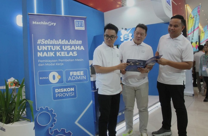 DUKUNG UMKM: Bambang Hartoyo (tengah) menjelaskan BFI Finance terus mendukung pertumbuhan ekosistem industri printing dan UMKM yang berkelanjutan di Indonesia.
