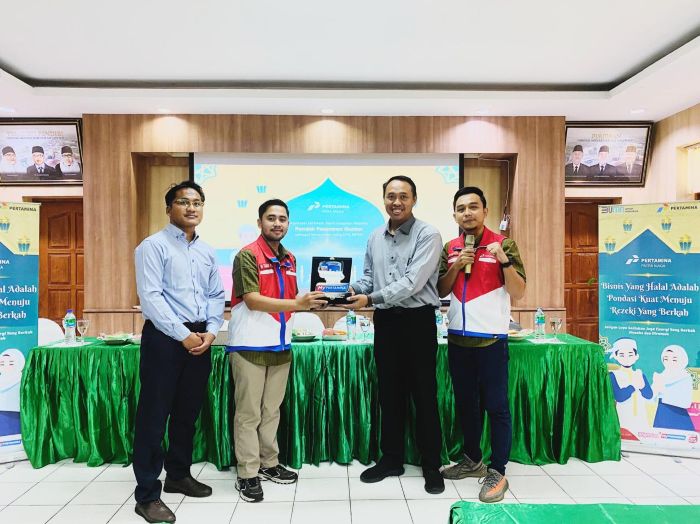 KERJA SAMA: Perwakilan Pondok Pesantren Darussalam Gontor Ponorogo menerima cendera mata dari manajemen Pertamina Patra Niaga Jatimbalinus dalam kerja sama penggunaan LPG tepat sasaran.