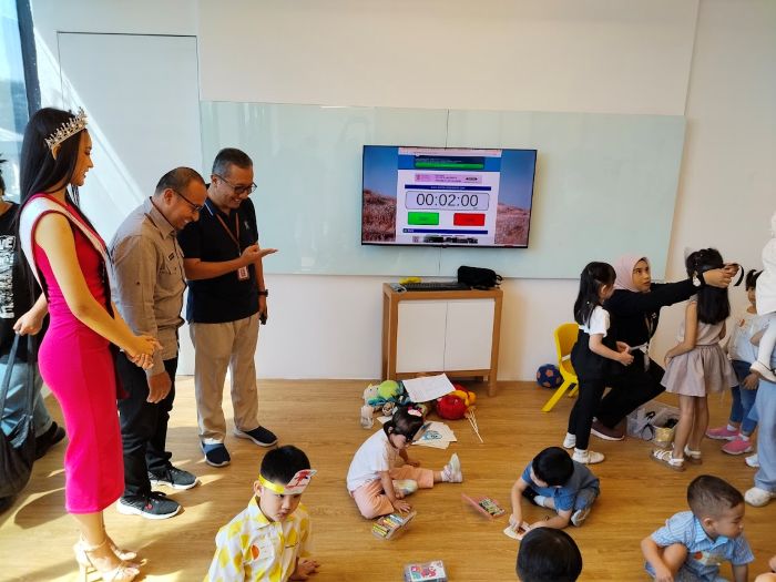 BELAJAR: Dari kiri: Putri Indonesia Jatim 2025, Anggia Juwita Rachman, Anton Setiawan (Dinas Pendidikan Kota Surabaya), dan Agus Imam Sonhaji melihat pembelajaran di English I Jemursari.