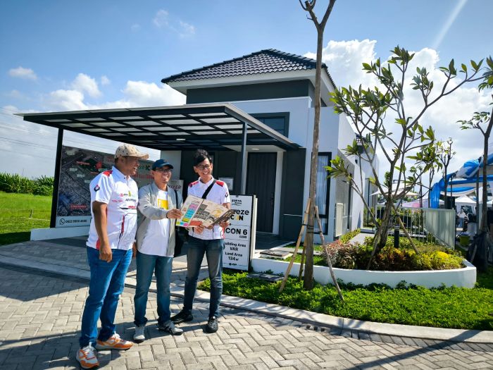 SEGMEN MUDA: Dari Kiri: Bagus Nasution, Sistono, dan Haris Prasetyo menjelaskan klaster Breeze Icon yang mulai dipasarkan membidik segmen muda yang terus berkembang.