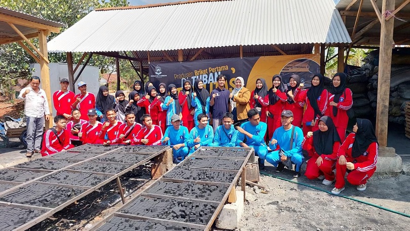 KOMPAK: Pertamina Patra Niaga Jatimbalinus melalui Fuel Terminal Tuban luncurkan program unggulan bertajuk "Kang Ebit" (Kampung Eco-Briket).