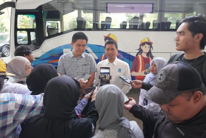 DUKUNG MOBILITAS: Rektor ITS, Bambang Pramujati (kanan) memberikan keterangan terkait hibah bus oleh SPS Corporate dan SMB Group, yang akan digunakan untuk mendukung mobilitas mahasiswa