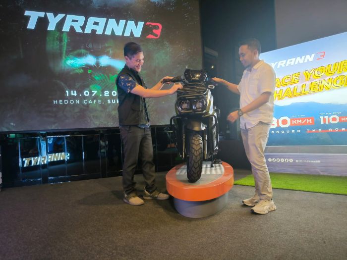 POTENSI MARKET BESAR: Pius Wirawan menjelaskan, potensi market motor listrik di Jatim dan Indonesia cukup besar. Karena itu Indomobil eMotor siap meramaikan dengan dua produk andalannya.