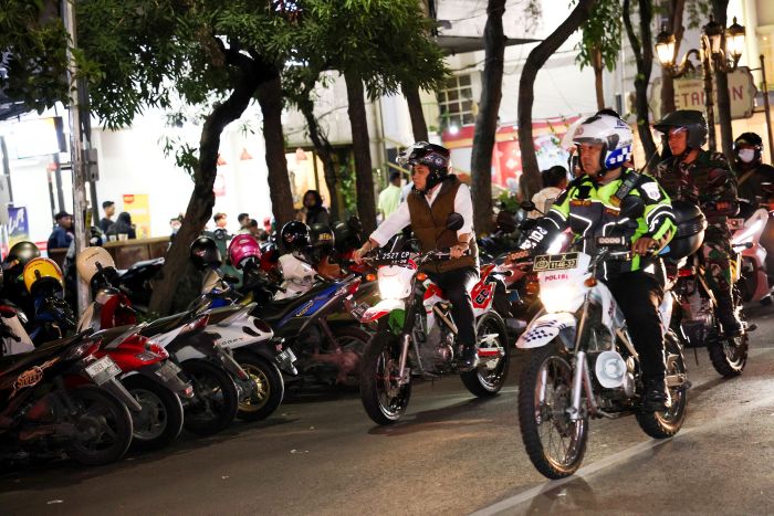 SAYANG ANAK: Wali Kota Surabaya Eri Cahyadi (kiri) patroli jam malam untuk anak-anak di bawah usia 18 tahun beberapa waktu lalu.