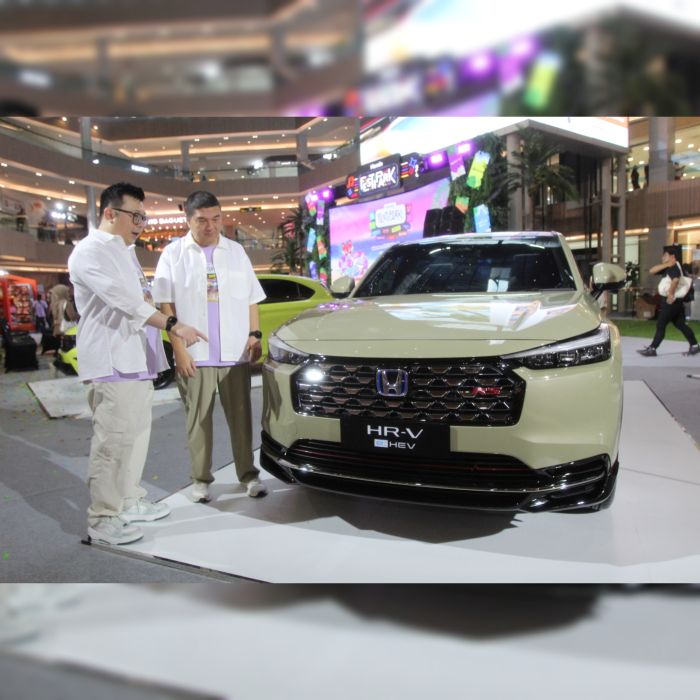 MARKET LEADER: Direktur Honda Surabaya Center Wendy Miharja (kiri) bersama Presiden Direktur Honda Surabaya Center, Ang Hoey Tiong saat pembukaan Honda Festipark 2025 di Surabaya, Rabu (16/7/2025).