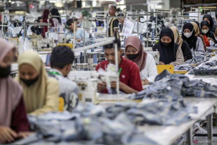 BEKERJA: Tekstil dan produk tekstil (TPT) termasuk industri padat karya.
