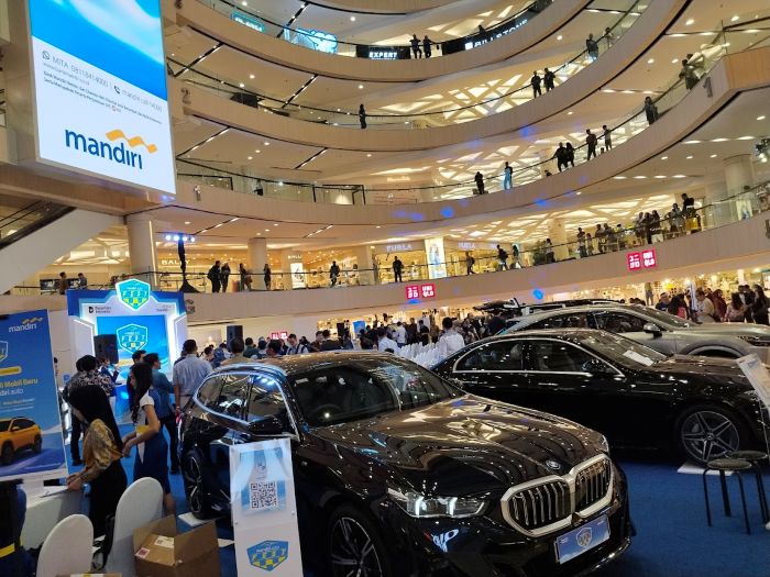 PAMERAN: PT Bank Mandiri (Persero) Tbk. bersama PT Mandiri Utama Finance (MUF) menghadirkan Mandiri Auto Fest 2025 di atrium Tunjungan Plaza (TP) 3 Surabaya.
