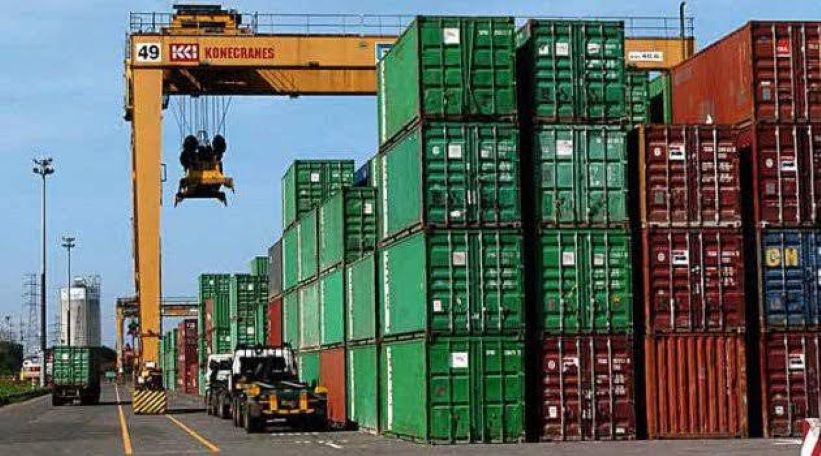 PETIKEMAS DI PELABUHAN: Direktorat Jenderal Bea dan Cukai mencatat penurunan penerimaan di semester 1/2025 karena tidak adanya impor beras dan jagung.