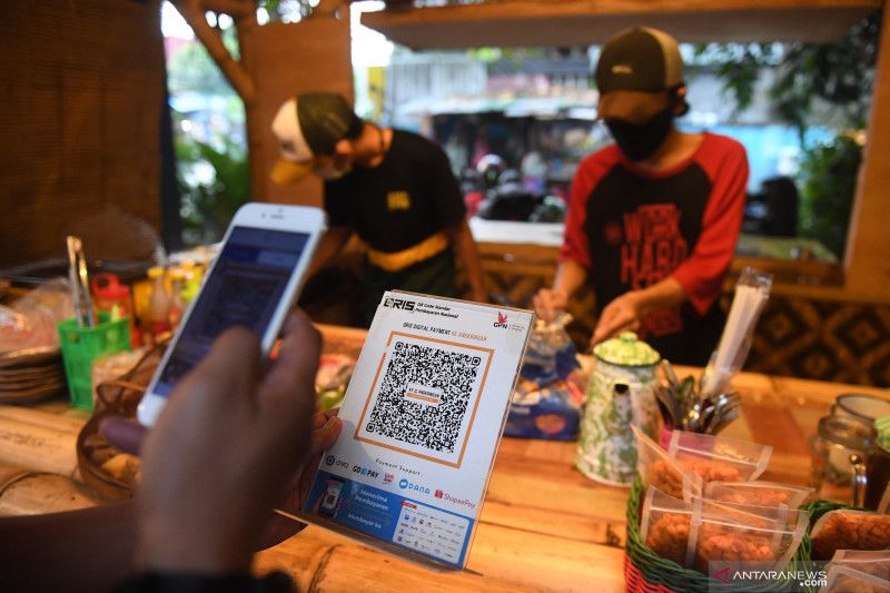 BAYAR: Dalam lima tahun terakhir, pengguna QRIS sudah menembus angka sekitar 56,28 juta.