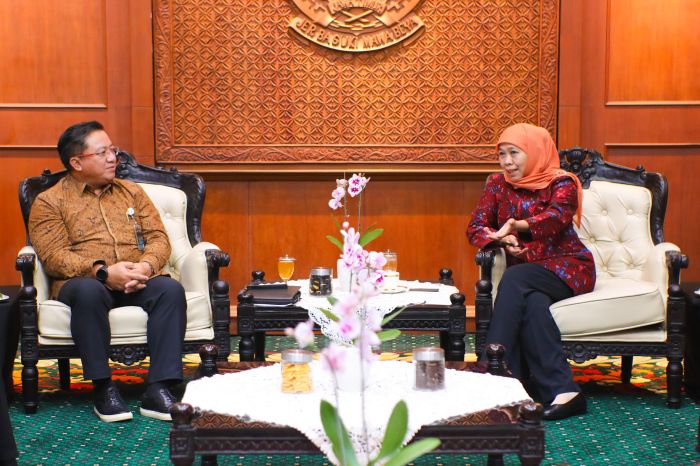 KOORDINASI: Gubernur Khofifah menerima kunjungan Kepala Perum Bulog Kanwil Jatim Langgeng Wisnu Adi Nugroho beserta jajaran di Gedung Negara Grahadi.