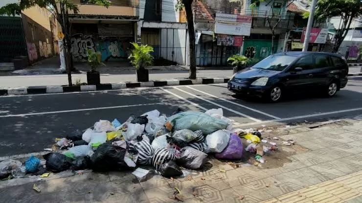 OKNUM: Sampah liar di trotoar di kawasan Jalan Kedung Cowek Surabaya.