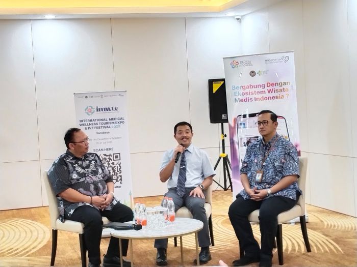 BAHAS: KI-KA: Direktur Operasional PT Matahari Interkreasi Robi Gumilang, Ketua IDI Jatim Dr. dr Sutrisno, Sp.OG (K), dan CEO Medical Tourism Indonesia dr. Niko Azhari Hidayat, Sp.BTKV., SubspVE(K)