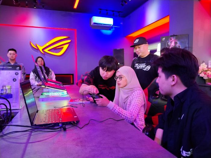 ASYIK: Product Manager Asus Indonesia Darien Theodric saksikan gamers asyik bermain game di ROG Exclusive Store Surabaya yang berlokasi di Maspion Square.