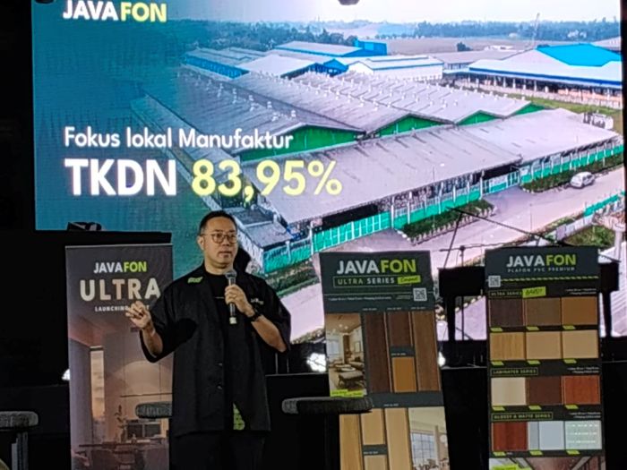 BERBAGI ILMU: Presiden Direktur Javaco Roberto Saputra menjelaskan mengenai perkembangan penggunaan plafon JVC di industri konstruksi, perhotelan, restoran, kafe hingga rumah tangga, Kamis (24/7).